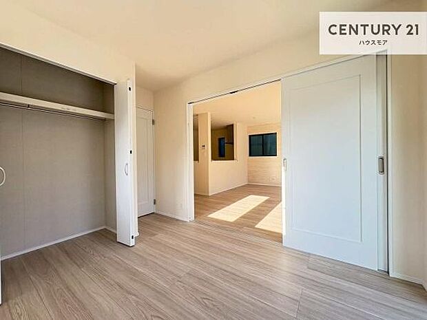 リビングと隣接した洋室です!家事の休憩スペースやキッズスペースとして活用するのもよさそうですね!収納も付いています!