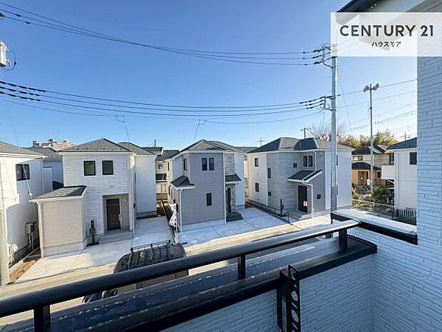 周囲は低層住宅が広がる落ち着いた街並み。静かで穏やかな住環境の中、ゆったりとした時間をお過ごしいただけます。