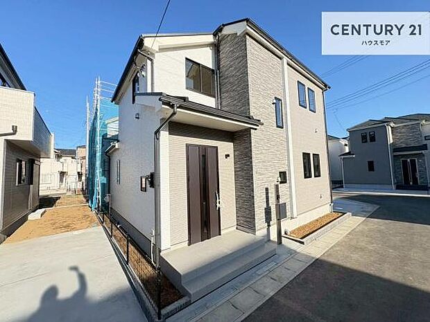 前面道路は5m×5m!陽当り良好な立地です。車庫入れが苦手な方も安心ですね。