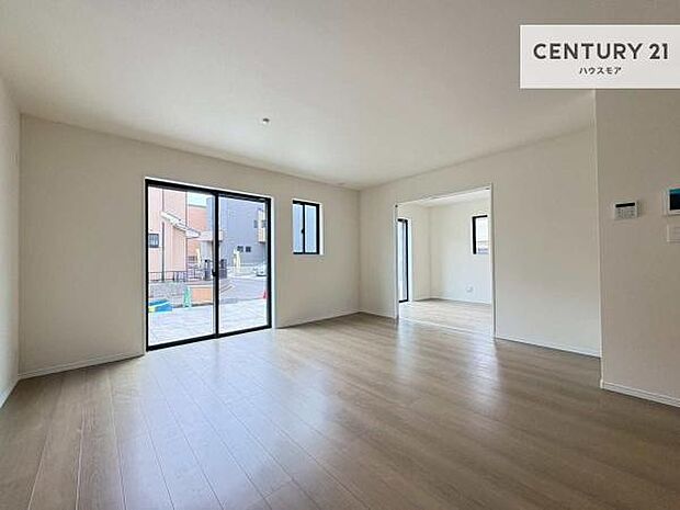 大きな窓からたっぷりの陽ざしが入る明るいリビング。開放感のあるリビングで家族団らんのくつろぎの時間を過ごせます！当日のご見学可能です！是非現地で陽当たりなどご体感くださいませ！