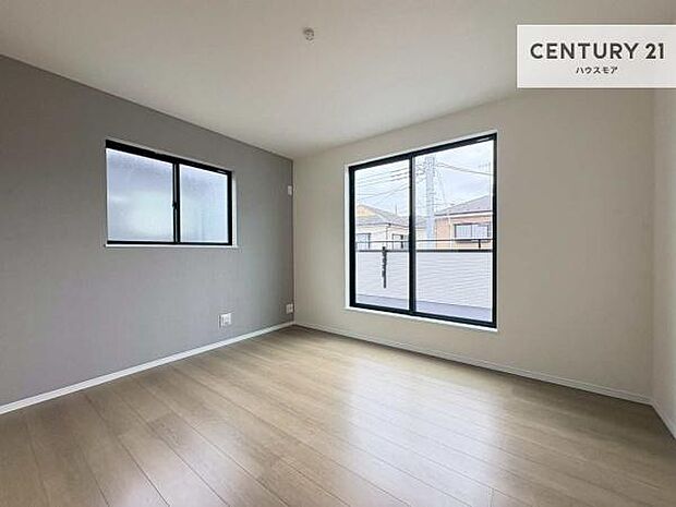 バルコニーに面している洋室です。明るく温もりがあり、換気もしっかりできます！朝起きて、外に出て背伸びをしつつ深呼吸をし良い朝を迎え入れることができます。