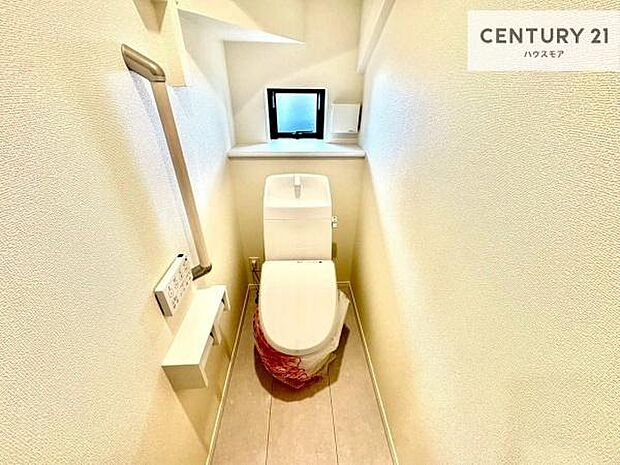 1・2階にトイレがございます！朝の忙しい時間帯も待たずにすみそうですね。白を基調とした清潔感のあるトイレでお手入れがしやすいです！