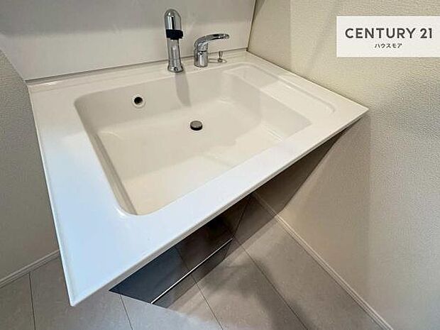 深い洗面台ボウルは、水が跳ねにくいのでお手入れが楽々！清潔感が保てます！キレイな洗面所で自分磨きのモチベーションが上がりますね！