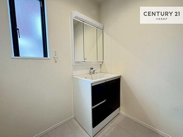 小窓付きの明るい洗面室です！湿気もすぐに入れ替えができて清潔に保つことができます！自然光が差し込むのでお化粧の仕上がりも良くなりますね！