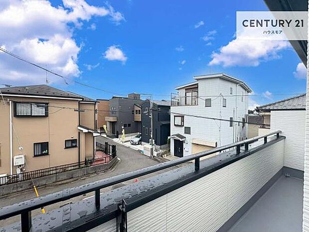 広々としたバルコニーで一日の始まりをスタート！お洗濯ものをたっぷり気持ちよく干せます！