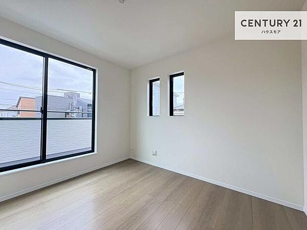 明るい室内は、風通しも良く、明るく大変居心地の良い空間となっております。リラックスして過ごせる心地の良いお部屋です！