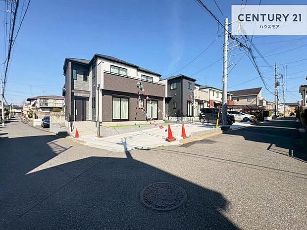 前面道路は4ｍ×4ｍ！陽当り良好な立地です。車庫入れが苦手な方も安心ですね。