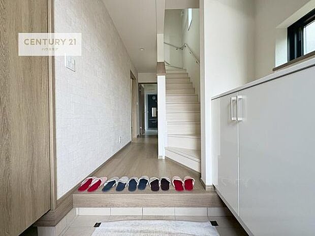 疲れて帰ってきても、ただいま！を言いたくなる、優しく迎え入れてくれる空間になっています。明るく温もり溢れる玄関です！