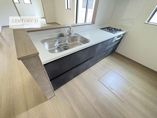 大人気の対面式システムキッチンを採用しています！ご家族のコミュニケーションが自然と増える設計です。お子様にも目が届くので嬉しいですね！広々使えて快適で作業が進みます。