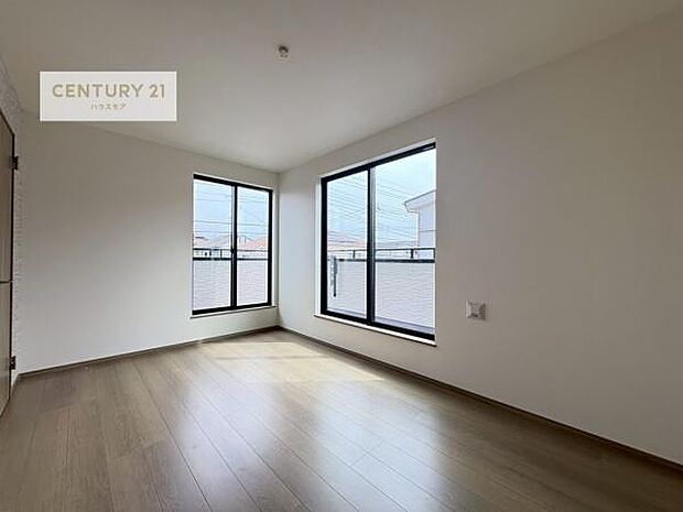 バルコニーに面している洋室です。明るく温もりがあり、換気もしっかりできます！朝起きて、外に出て背伸びをしつつ深呼吸をし良い朝を迎え入れることができます。