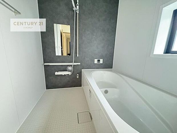 落ち着きある大人の雰囲気のバスルームは、味が出ていてバスタイムが充実！お仕事頑張っているご褒美にお好みの匂いの入浴剤を入れて、楽しんでみてはいかがでしょうか？