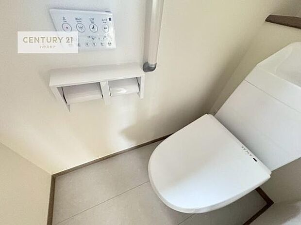 1・2階にトイレがございます！朝の忙しい時間帯も待たずにすみそうですね。白を基調とした清潔感のあるトイレでお手入れがしやすいです！