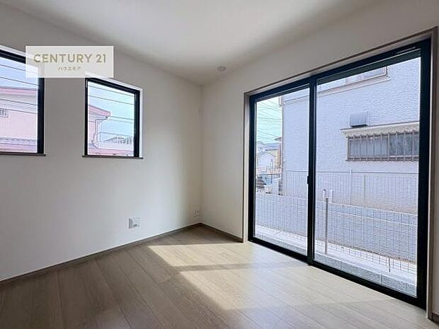 2面採光を確保した明るい室内は、風通しも良く、明るく大変居心地の良い空間となっております。リラックスして過ごせる心地の良いお部屋です！朝の目覚めがスッキリしますね。