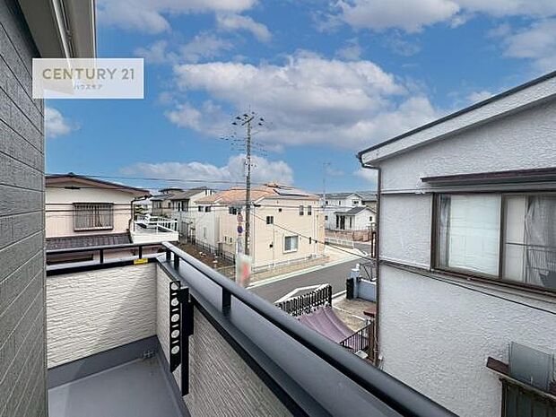 晴れた日には青い空を見渡せる開放的な時間を楽しめます。気持ちの良い風が通り抜ける街並みです！