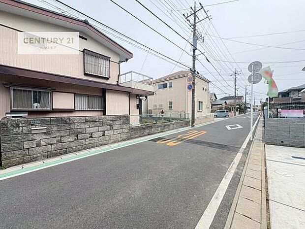 前面道路は6ｍ！陽当り良好な立地です。車庫入れが苦手な方も安心ですね。