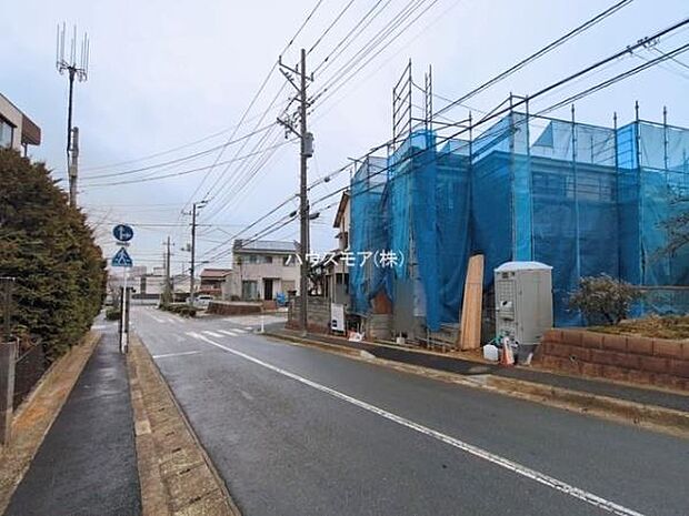 前面道路は9ｍ！陽当り良好な立地です。車庫入れが苦手な方も安心ですね。