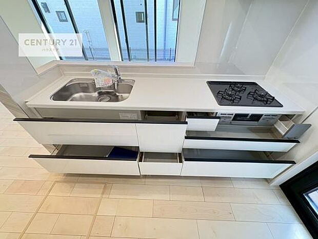 作業がしやすいシステムキッチンです!収納がたくさん付いているので、調理スペースに物を置かなくて済むので、広々使えて、快適に作業ができます!