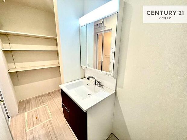 三面鏡仕様の洗面所は、身だしなみがしやすい造り!裏は収納になっています。ドライヤーやお化粧道具を片付けられるので洗面台周りをスッキリと見せることが出来ます!小窓付きで換気もしっかりできます!