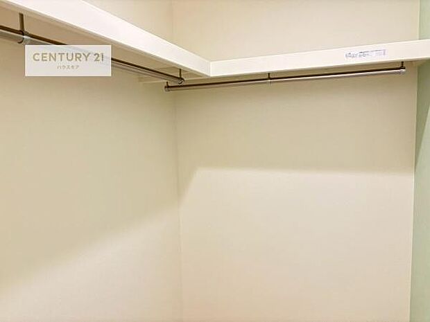 ウォークインクローゼット付きです。たくさんのお洋服などを収納しておけそうですね!他にも扇風機や加湿器など季節物の大きな家電も収納できます!