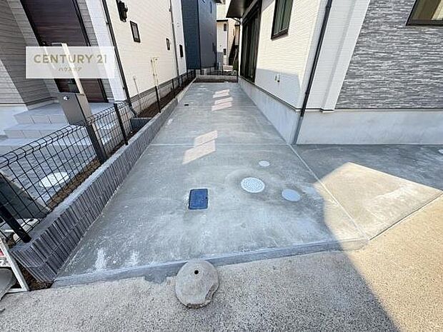 駐車スペースは2台分あります!セカンドカーはもちろん、バイクや自転車なども置き場所に困りません。