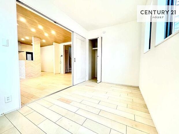 リビングと隣接した洋室です!家事の休憩スペースやキッズスペースとして活用するのもよさそうですね!