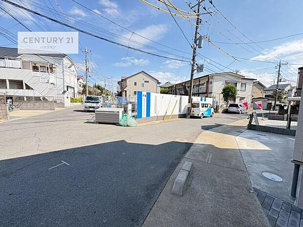 前面道路は6m!陽当り良好な立地です。車庫入れが苦手な方も安心ですね。