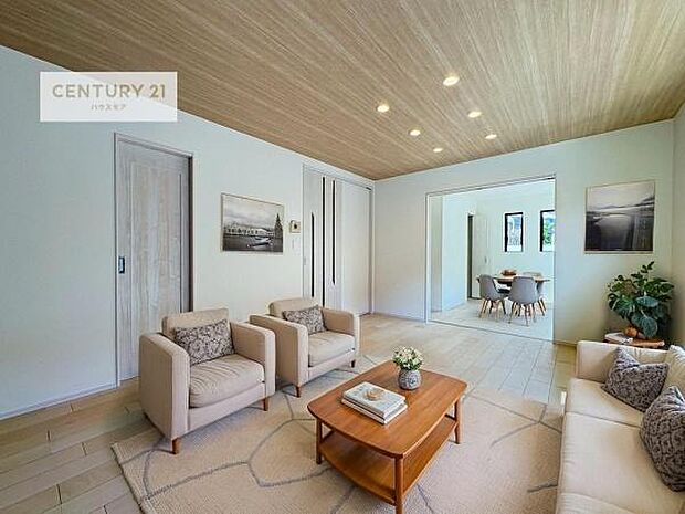 家具はCGパースです。心地良いリビングは家族が自然と集まります。家族団欒の時間が増えそうです。ご家族と、より一層充実した時間を過ごせそうですね。