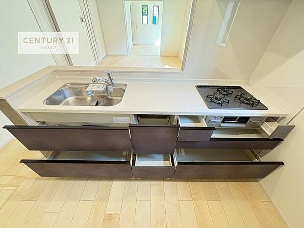 収納スペースが豊富で、調理スペースがスッキリと片付きひろ～く活用できます！快適に作業ができます！毎日の料理が捗ります！