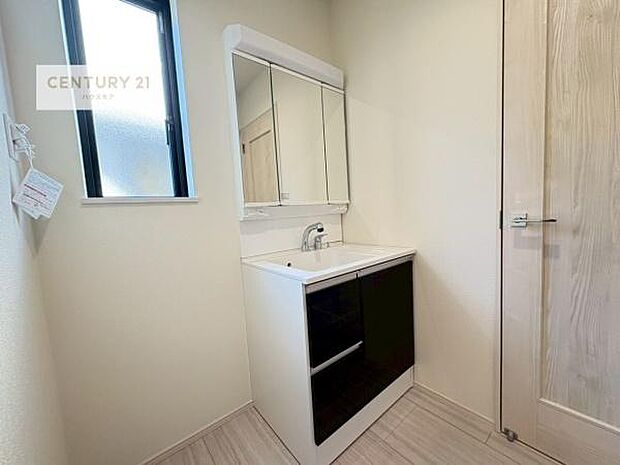 小窓付きの明るい洗面室です！湿気もすぐに入れ替えができて清潔に保つことができます！自然光が差し込むのでお化粧の仕上がりも良くなりますね！