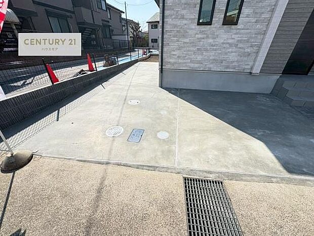 駐車スペースは2台分あります！セカンドカーはもちろん、バイクや自転車なども置き場所に困りません。