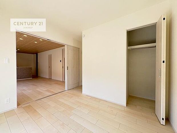 収納スペースがついています！居室をスッキリ整頓する事ができますね。家具を選ばないシンプルなデザインの為、家具を選ばずお気に入りの空間作りができそうですね。