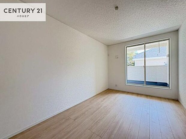 バルコニーに面した明るい寝室。心地よい陽光と風を感じられる開放的な空間で、毎日をゆったりとお過ごしいただけます。