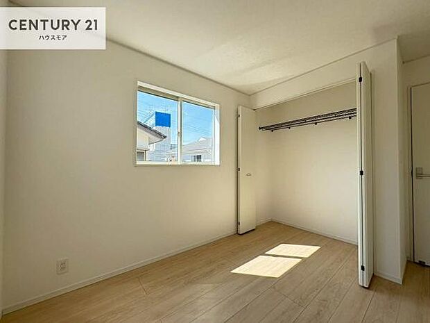 掃き出し窓がないお部屋は、お子様のお部屋としても安心です！収納スペースも充実しているので散らかったお部屋をサッと片付けられます！