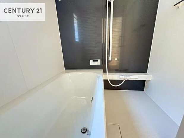 落ち着きある大人の雰囲気のバスルームは、味が出ていてバスタイムが充実！お仕事頑張っているご褒美にお好みの香りの入浴剤を入れて、楽しんでみてはいかがでしょうか？