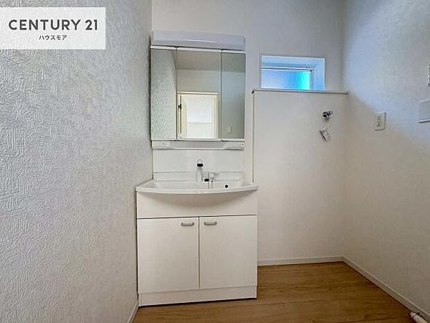 三面鏡仕様の洗面所は、身だしなみがしやすい造り！裏は収納になっています。ドライヤーやお化粧道具を片付けられるので洗面台周りをスッキリと見せることが出来ます！