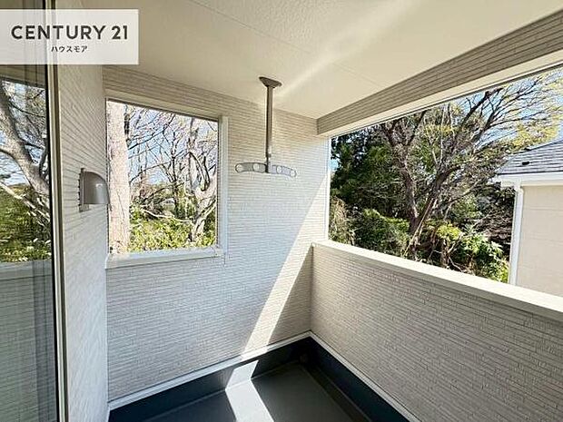 ルーフバルコニー！屋根が付いているので、急に雨が降っても濡れにくく安心！強い日差しもカットしてくれるので、お天気の良い日は、お外へ出て深呼吸するのもよさそうです！