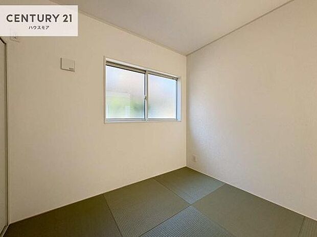 リビングと隣接している和室です！客間としてはもちろん、家事の休憩スペースとして使用するのもいいですね！