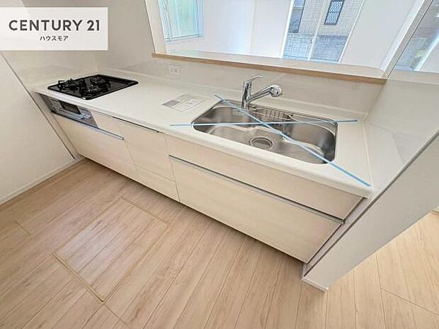 大人気の対面式システムキッチンを採用しています！ご家族のコミュニケーションが自然と増える設計です。お子様にも目が届くので嬉しいですね。収納力もあります！