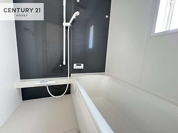 落ち着きある大人の雰囲気のバスルームは、味が出ていてバスタイムが充実！お仕事頑張っているご褒美にお好みの香りの入浴剤を入れて、楽しんでみてはいかがでしょうか？