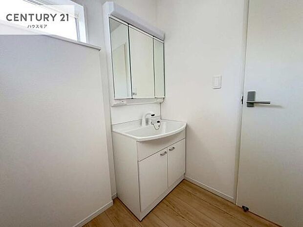 三面鏡仕様の洗面所は、身だしなみがしやすい造り！裏は収納になっています。ドライヤーやお化粧道具を片付けられるので洗面台周りをスッキリと見せることが出来ます！