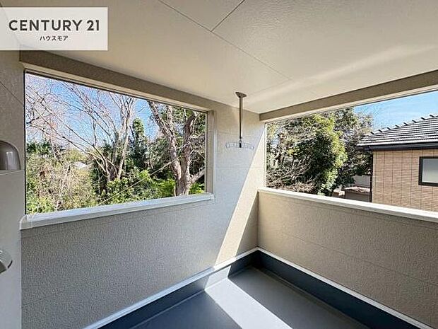 ルーフバルコニー！屋根が付いているので、急に雨が降っても濡れにくく安心！強い日差しもカットしてくれるので、お天気の良い日は、お外へ出て深呼吸するのもよさそうです！