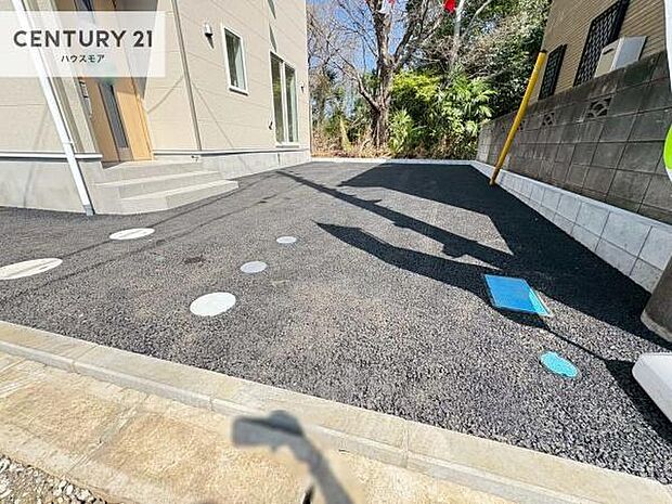 駐車スペースは2台分あります！セカンドカーはもちろん、バイクや自転車なども置き場所に困りません。