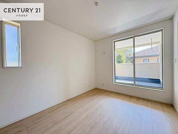 2面採光を確保した明るい室内は、風通しも良く、明るく大変居心地の良い空間となっております。リラックスして過ごせる心地の良いお部屋です！