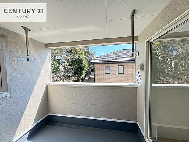 周囲は住宅街が広がる落ち着いた眺望。穏やかな街並みに包まれ、安心感のある住環境です。