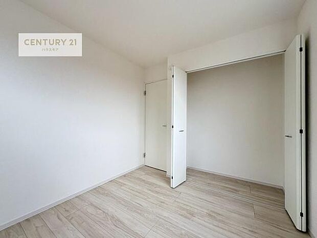 掃き出し窓がないお部屋は、お子様のお部屋としても安心です!収納スペースも充実しているので散らかったお部屋をサッと片付けられます!