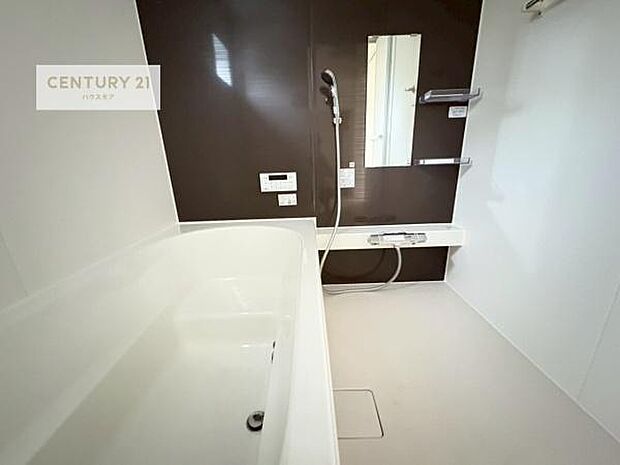 落ち着きある大人の雰囲気のバスルームは、味が出ていてバスタイムが充実!お仕事頑張っているご褒美にお好みの香りの入浴剤を入れて、楽しんでみてはいかがでしょうか?