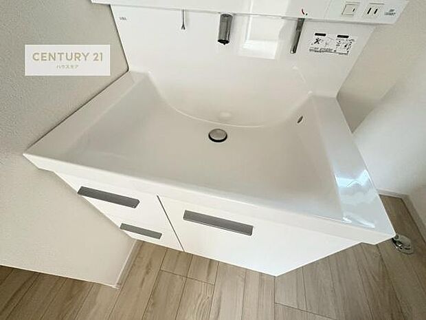 深い洗面台ボウルは、水が跳ねにくいのでお手入れが楽々!清潔感が保てます!キレイな洗面所で自分磨きのモチベーションが上がりますね!