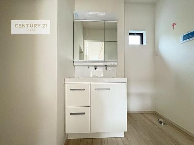 小窓付きの明るい洗面室です!湿気もすぐに入れ替えができて清潔に保つことができます!自然光が差し込むのでお化粧の仕上がりも良くなりますね!