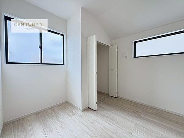 収納スペースがついています!居室をスッキリ整頓する事ができますね。家具を選ばないシンプルなデザインの為、家具を選ばずお気に入りの空間作りができそうですね。