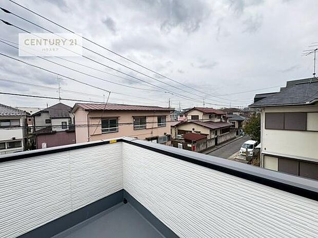 晴れた日には青い空を見渡せる開放的な時間を楽しめます。気持ちの良い風が通り抜ける街並みです!